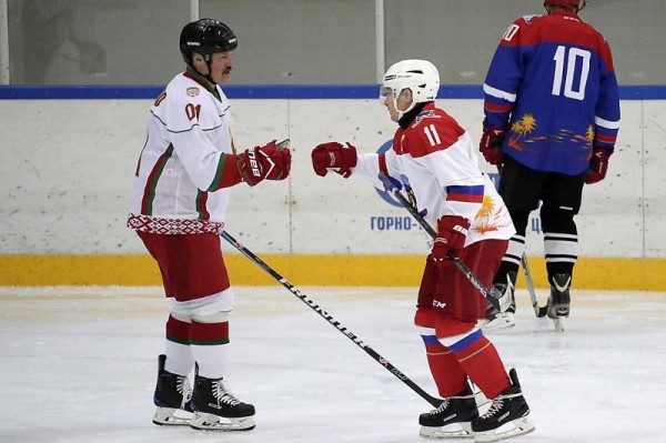 
            Владимир Путин и Александр Лукашенко сыграли в хоккей в Сочи                    