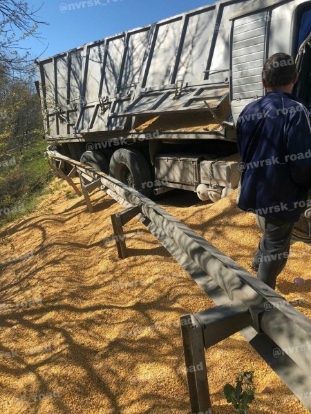 На трассе перед Новороссийском иномарку зажало между двумя фурами. Фото / Видео На трассе перед Новороссийском иномарку зажало между двумя фурами. Фото / Видео