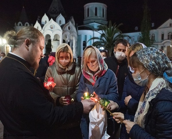 Пасха в Сочи: службы прошли во дворах храмов, верующие были в масках и не христосовались троекратными поцелуями
