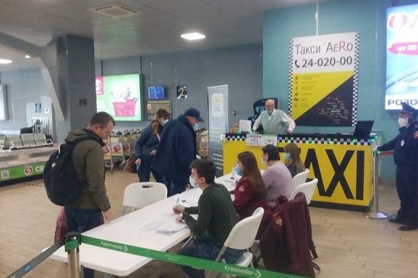 
            267 прилетевших в Краснодар из Москвы и Санкт-Петербурга пассажиров отправили на 14-дневную самоизоляцию                    