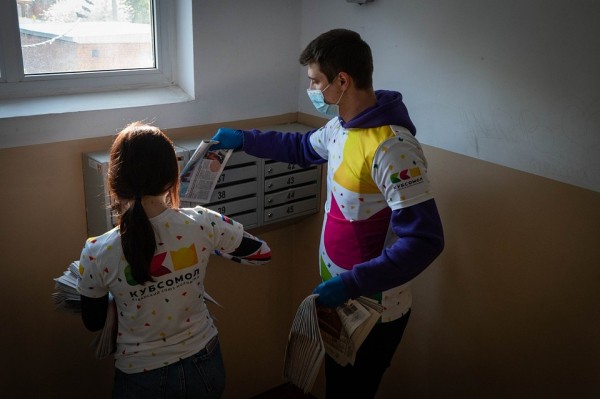 Краснодарские волонтеры разносят свежие номера &laquo;Комсомолки&raquo;