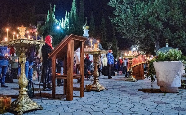 Пасха в Сочи: службы прошли во дворах храмов, верующие были в масках и не христосовались троекратными поцелуями