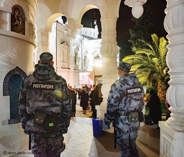 Пасха в Сочи: службы прошли во дворах храмов, верующие были в масках и не христосовались троекратными поцелуями