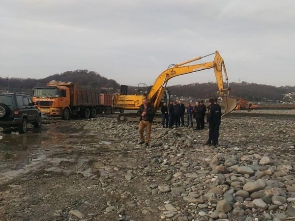 Под видом дноуглубительных работ реки Мзымта шла незаконная добыча гравия Под видом дноуглубительных работ реки Мзымта шла незаконная добыча гравия