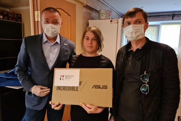 Сочинским детям из многодетных и малообеспеченных семей передали новые ноутбуки