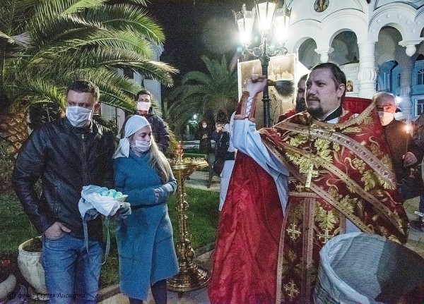 Пасха в Сочи: службы прошли во дворах храмов, верующие были в масках и не христосовались троекратными поцелуями