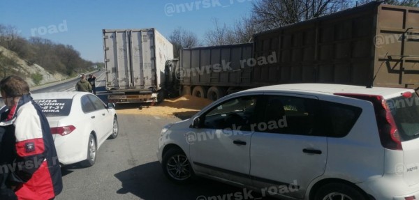 На трассе перед Новороссийском иномарку зажало между двумя фурами. Фото / Видео На трассе перед Новороссийском иномарку зажало между двумя фурами. Фото / Видео