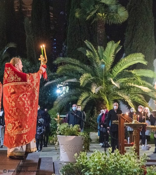 Пасха в Сочи: службы прошли во дворах храмов, верующие были в масках и не христосовались троекратными поцелуями