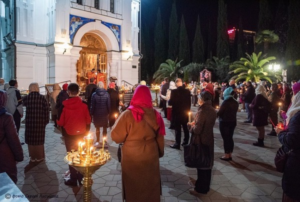 Пасха в Сочи: службы прошли во дворах храмов, верующие были в масках и не христосовались троекратными поцелуями