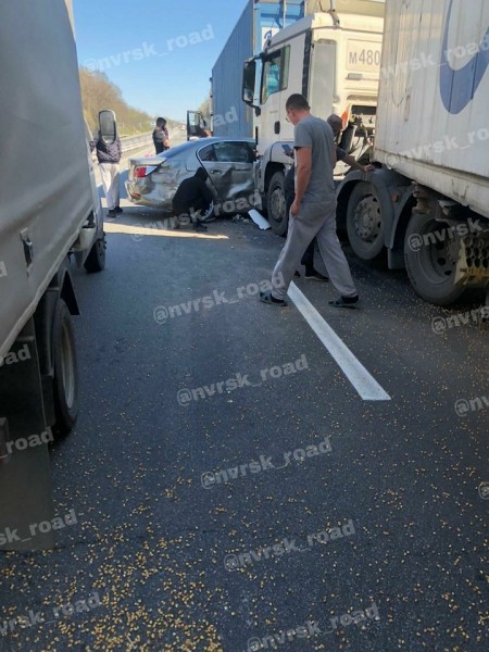 На трассе перед Новороссийском иномарку зажало между двумя фурами. Фото / Видео На трассе перед Новороссийском иномарку зажало между двумя фурами. Фото / Видео