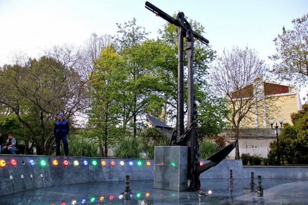 «Подняли со дна моря»: В Сочи восстановили работу фонтана из якорей затонувших кораблей «Подняли со дна моря»: В Сочи восстановили работу фонтана из якорей затонувших кораблей