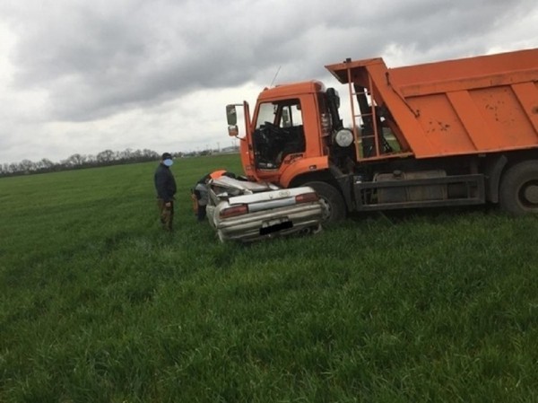 Страшная авария на Кубани: Тойота влетела под КаМАЗ Страшная авария на Кубани: Тойота влетела под КаМАЗ