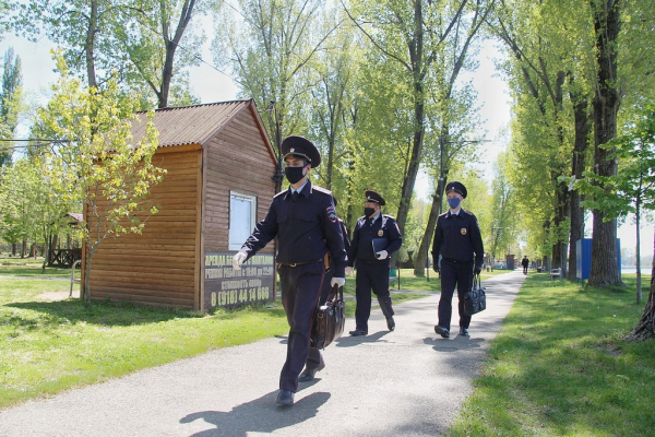 Субботний патруль: в Краснодаре мобильные группы выписали штрафы отдыхавшим на берегах водоёмов