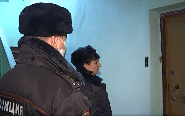 Родители оставили месячного ребенка в коляске на ночь у подъезда