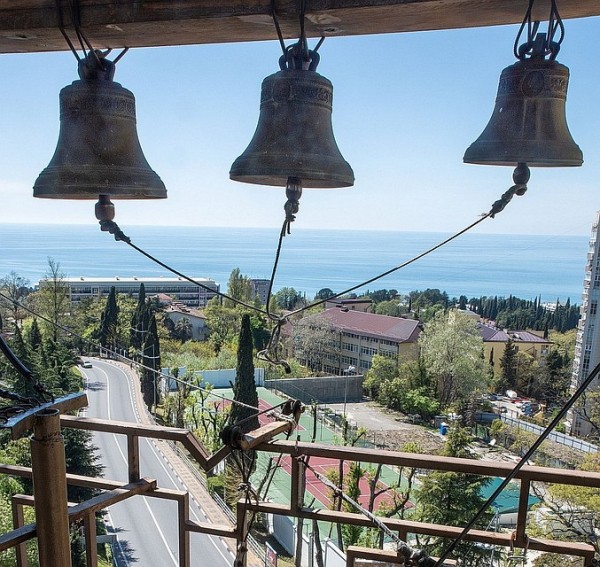 «Колокол против коронавируса»: В храмах Сочи на Пасху трезвонили «во вся» «Колокол против коронавируса»: В храмах Сочи на Пасху трезвонили «во вся»