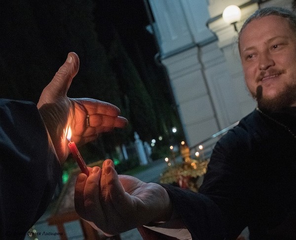 Пасха в Сочи: службы прошли во дворах храмов, верующие были в масках и не христосовались троекратными поцелуями