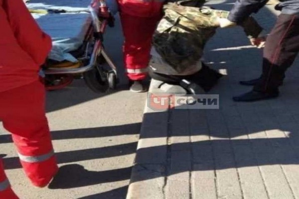 «Жесть просто!»: неизвестный мужчина пролежал на площади в Сочи несколько дней, пока ему вызвали «Скорую» «Жесть просто!»: неизвестный мужчина пролежал на площади в Сочи несколько дней, пока ему вызвали «Скорую»