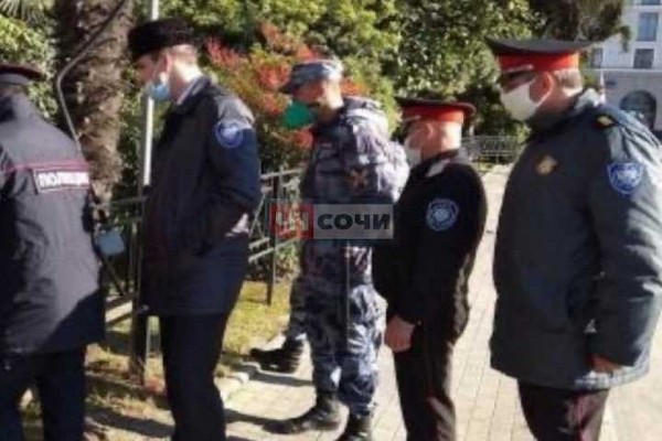 «Жесть просто!»: неизвестный мужчина пролежал на площади в Сочи несколько дней, пока ему вызвали «Скорую» «Жесть просто!»: неизвестный мужчина пролежал на площади в Сочи несколько дней, пока ему вызвали «Скорую»