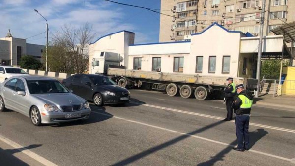 На территорию Краснодара 24 апреля запретили въезд 300 автомобилям