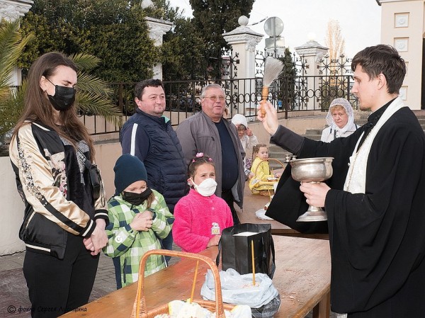 Пасха в Сочи: службы прошли во дворах храмов, верующие были в масках и не христосовались троекратными поцелуями