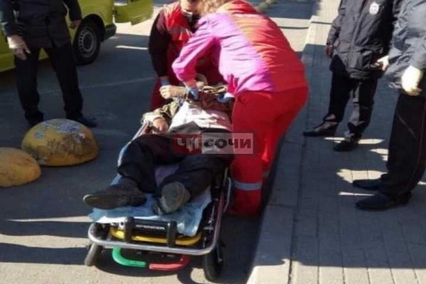«Жесть просто!»: неизвестный мужчина пролежал на площади в Сочи несколько дней, пока ему вызвали «Скорую» «Жесть просто!»: неизвестный мужчина пролежал на площади в Сочи несколько дней, пока ему вызвали «Скорую»