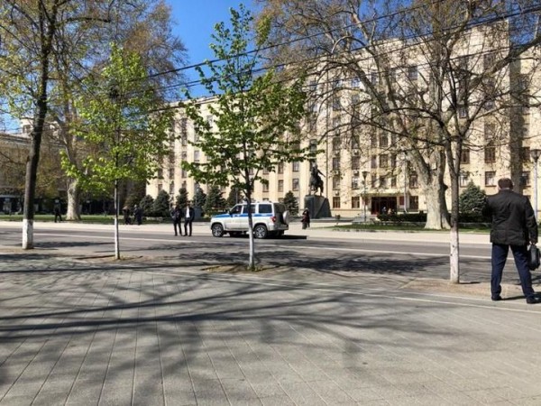 Из здания администрации Краснодарского края эвакуировали людей. Фото Из здания администрации Краснодарского края эвакуировали людей. Фото