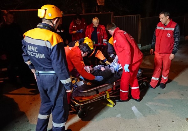 В Сочи перевернулся автомобиль с людьми В Сочи перевернулся автомобиль с людьми