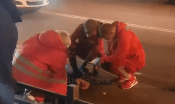 В Сочи пешеход угодил по колеса сразу двух машин (ВИДЕО)