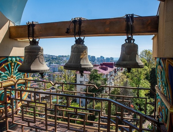 «Колокол против коронавируса»: В храмах Сочи на Пасху трезвонили «во вся» «Колокол против коронавируса»: В храмах Сочи на Пасху трезвонили «во вся»