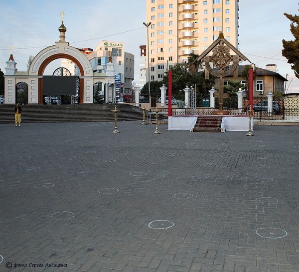 Пасха в Сочи: службы прошли во дворах храмов, верующие были в масках и не христосовались троекратными поцелуями