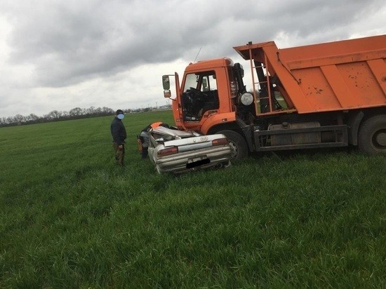 На Кубани столкнулись КАМАЗ с легковушкой. Погиб один человек На Кубани столкнулись КАМАЗ с легковушкой. Погиб один человек