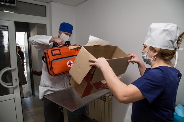 
            Депутаты ЗСК за свои личные средства приобрели и передали в больницы 3 аппарата ИВЛ                    