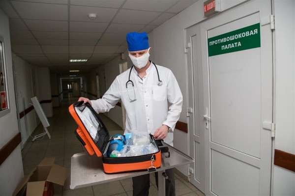 
            Депутаты ЗСК за свои личные средства приобрели и передали в больницы 3 аппарата ИВЛ                    