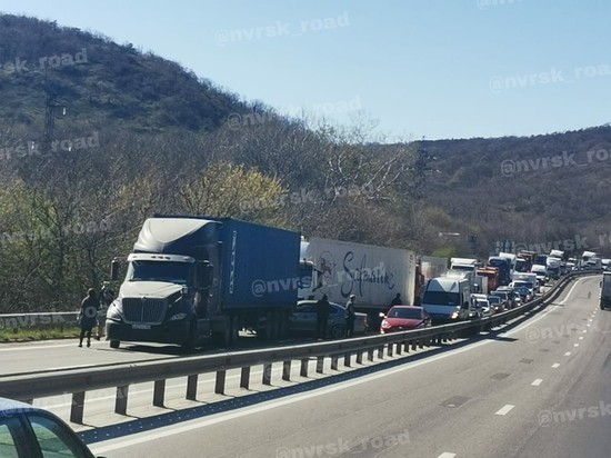 На трассе перед Новороссийском иномарку зажало между двумя фурами. Фото / Видео На трассе перед Новороссийском иномарку зажало между двумя фурами. Фото / Видео