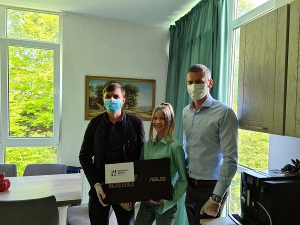 Сочинским детям из многодетных и малообеспеченных семей передали новые ноутбуки