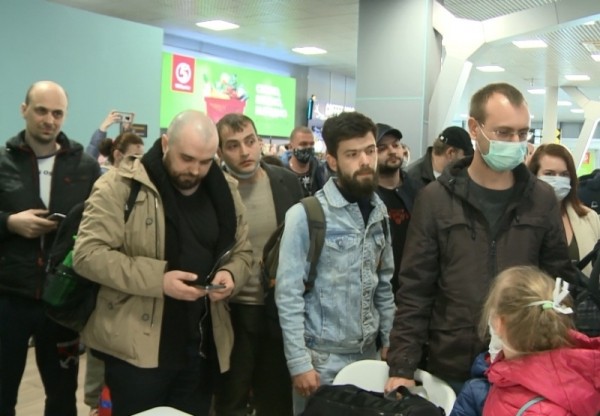 В краснодарский обсерватор отправили еще троих прилетевших пассажиров В краснодарский обсерватор отправили еще троих прилетевших пассажиров