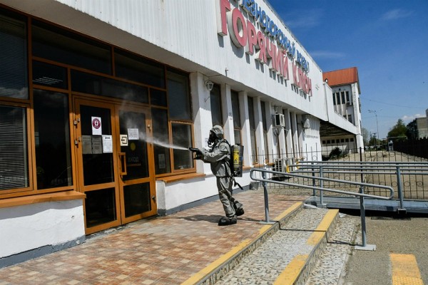 На Кубани дезинфицируют от коронавируса аэропорты, ж/д и автовокзалы