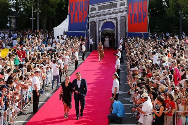 Фестиваль «Кинотавр» в Сочи перенесли на осень
Фестиваль «Кинотавр» в Сочи перенесли на осень