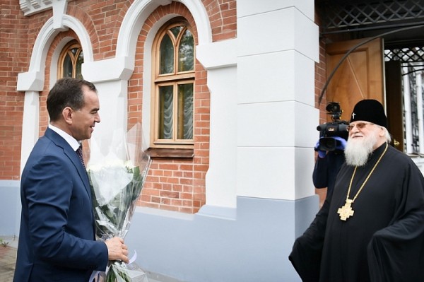 Губернатор Кубани Вениамин Кондратьев поздравил митрополита Исидора с Пасхой
Губернатор Кубани Вениамин Кондратьев поздравил митрополита Исидора с Пасхой