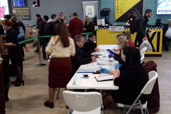 Из аэропорта Краснодара 24 апреля в обсерватор отправили 14 пассажиров
Из аэропорта Краснодара 24 апреля в обсерватор отправили 14 пассажиров