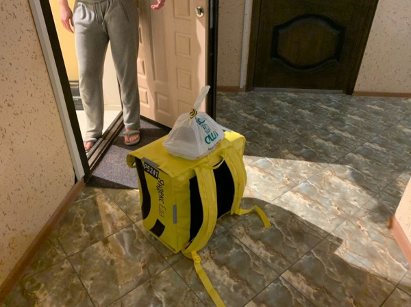 «Ощущаю себя суперменом, который помогает людям». Как работают курьеры и службы доставки во время карантина