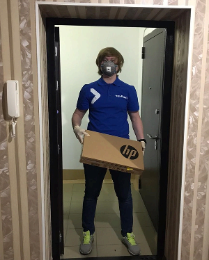 «Ощущаю себя суперменом, который помогает людям». Как работают курьеры и службы доставки во время карантина