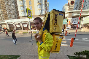 «Ощущаю себя суперменом, который помогает людям». Как работают курьеры и службы доставки во время карантина