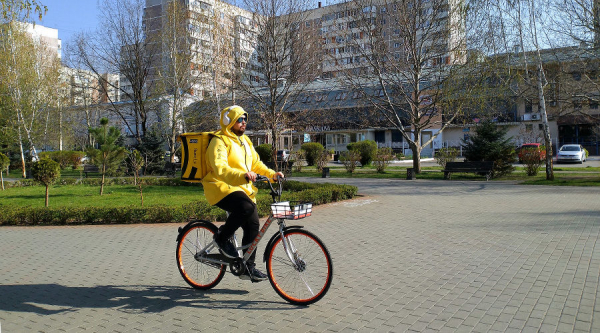 «Ощущаю себя суперменом, который помогает людям». Как работают курьеры и службы доставки во время карантина