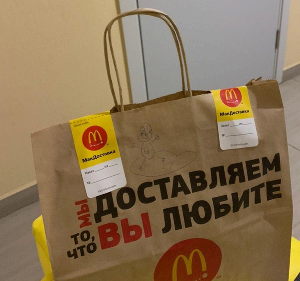 «Ощущаю себя суперменом, который помогает людям». Как работают курьеры и службы доставки во время карантина