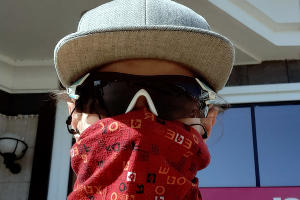 «Ощущаю себя суперменом, который помогает людям». Как работают курьеры и службы доставки во время карантина