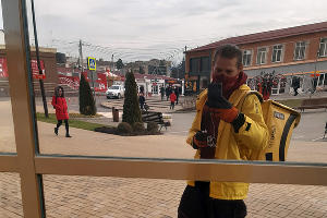 «Ощущаю себя суперменом, который помогает людям». Как работают курьеры и службы доставки во время карантина