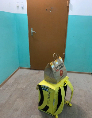 «Ощущаю себя суперменом, который помогает людям». Как работают курьеры и службы доставки во время карантина