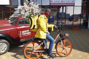 «Ощущаю себя суперменом, который помогает людям». Как работают курьеры и службы доставки во время карантина