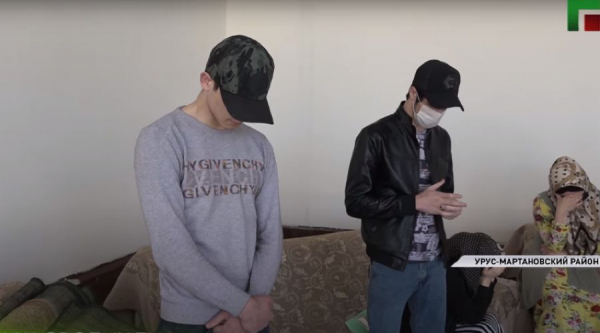 «Падишах не обязан вас кормить». Жительницу Чечни заставили извиниться за то, что она попросила Кадырова помочь с продуктами «Падишах не обязан вас кормить». Жительницу Чечни заставили извиниться за то, что она попросила Кадырова помочь с продуктами